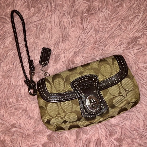 Coach Legacy Signature Wristlet 💕 - Picture 4 of 8